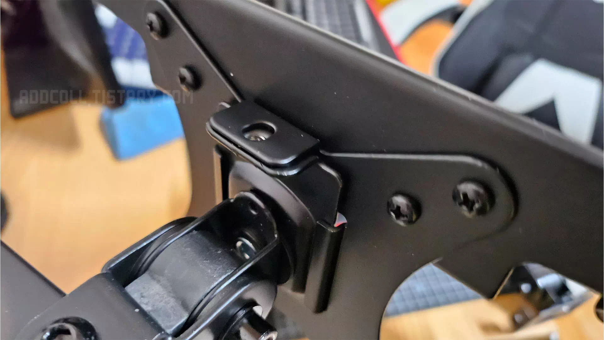 암과 거치대 조립