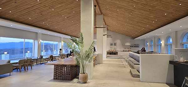 2층 카페 내부 풍경