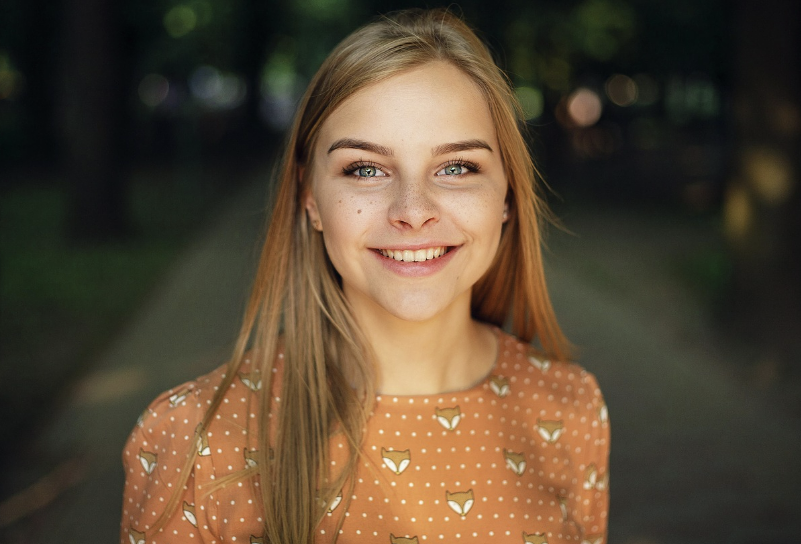 웃고있는 여성의 모습