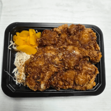 뚜껑 열린 치킨 도시락
