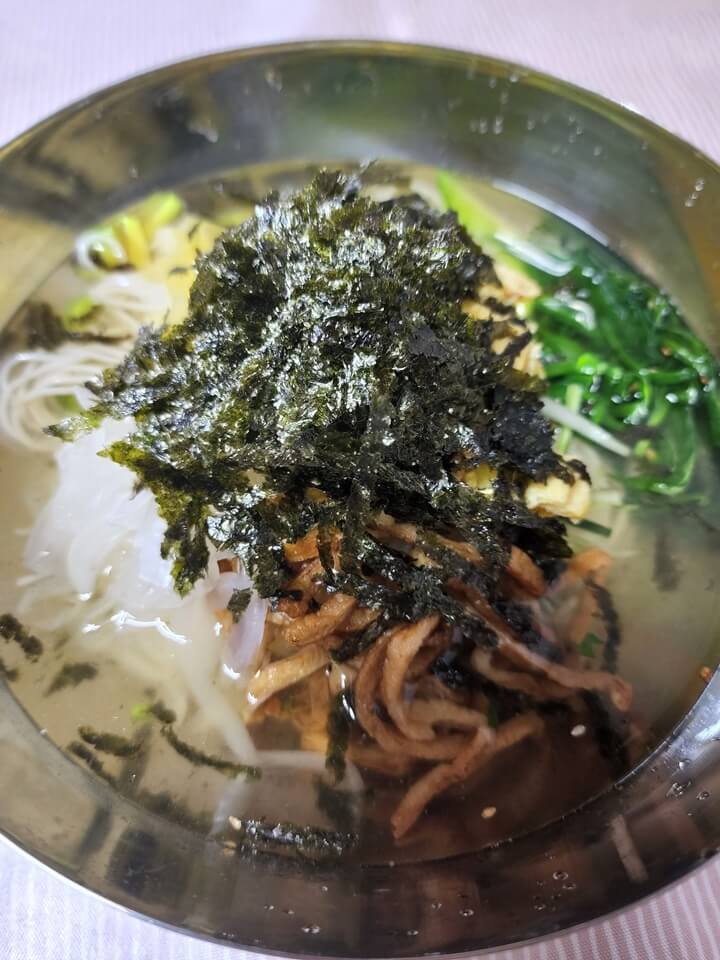 그릇에 담긴 국수