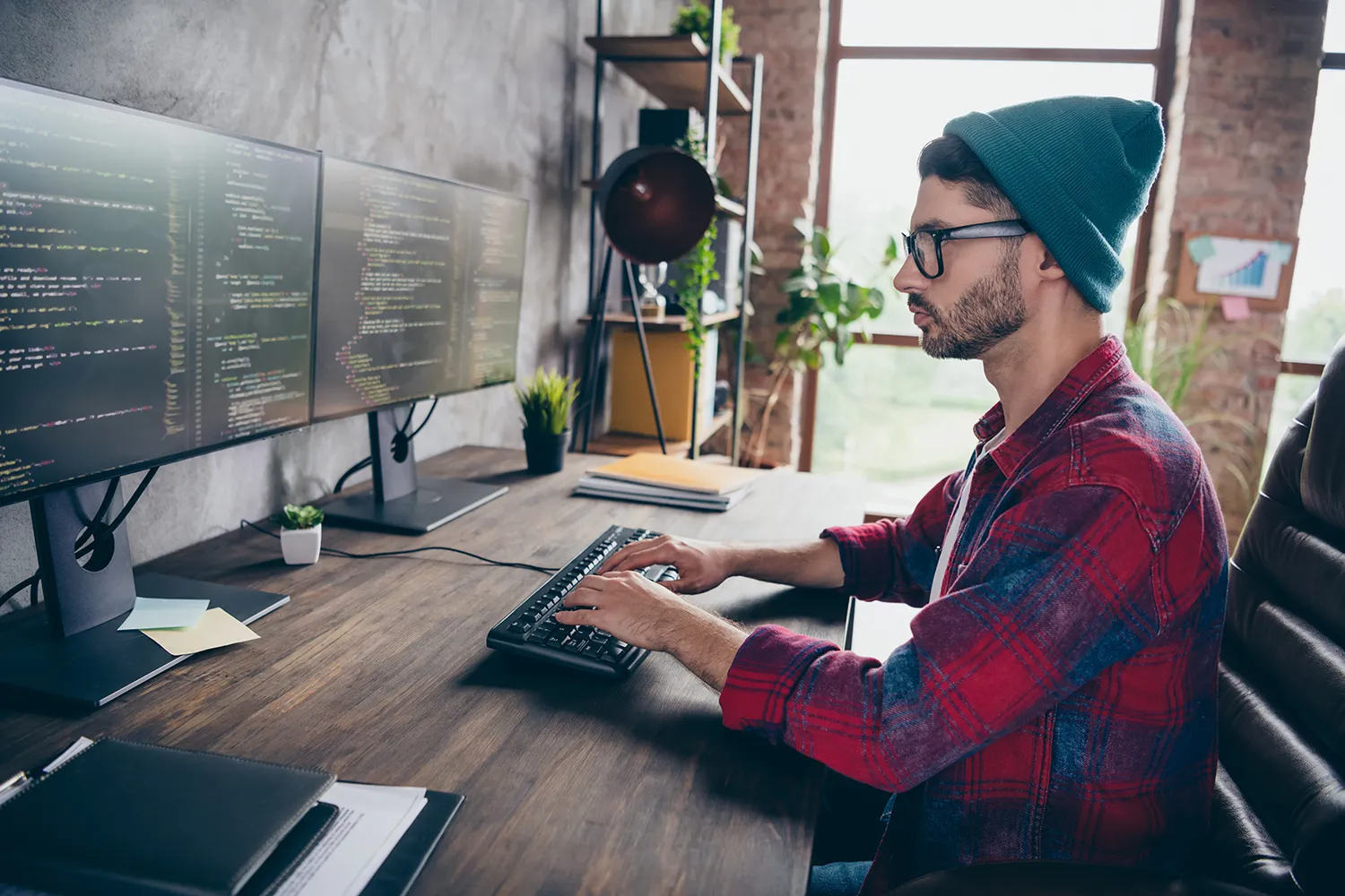 개발자가-모니터를-보며-코드를-작성하는-모습