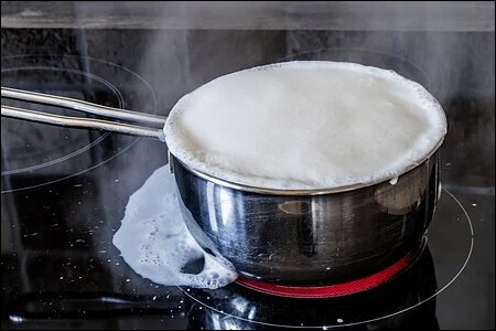 내용물이 흘러넘치는 냄비