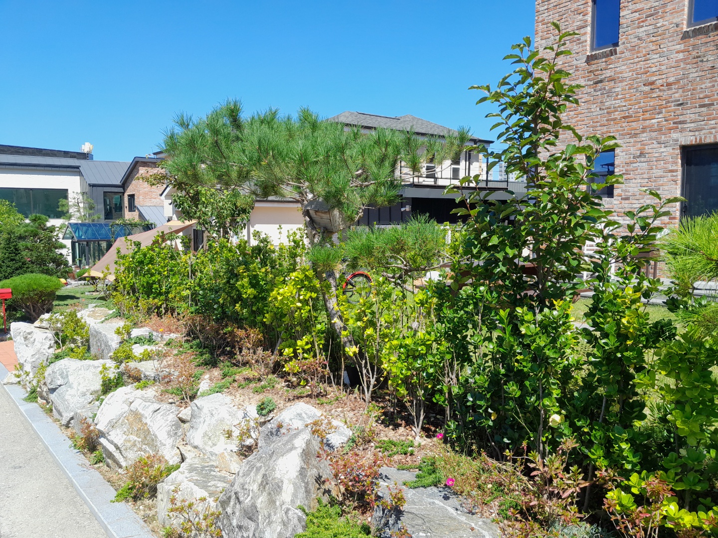 전원주택 조경석 쌓기