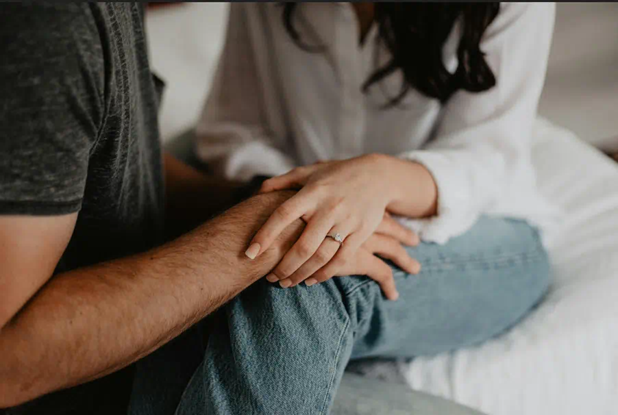 긴급복지 생계지원금 대상을 상담해주는 모습1