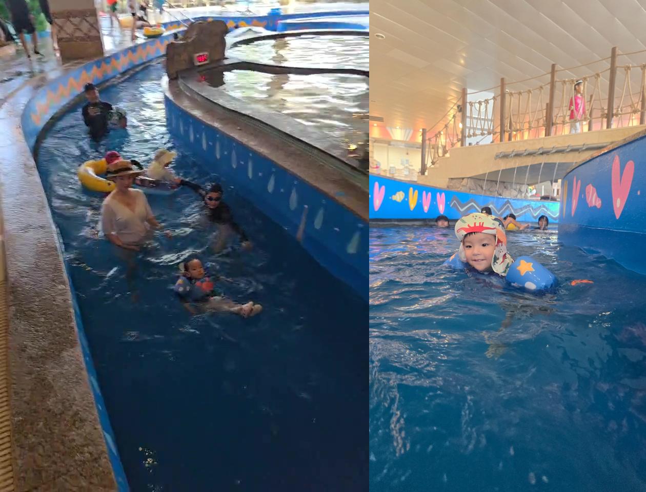 더위크앤 아쿠아벤처 워터파크 실내 유수풀에서 아이와 보호자가 함께 튜브와 구명조끼를 착용한 채 물놀이를 즐기고 있는 모습. 파란색 물과 밝은 실내 조명이 어우러진 안전한 가족형 수영 공간이다.