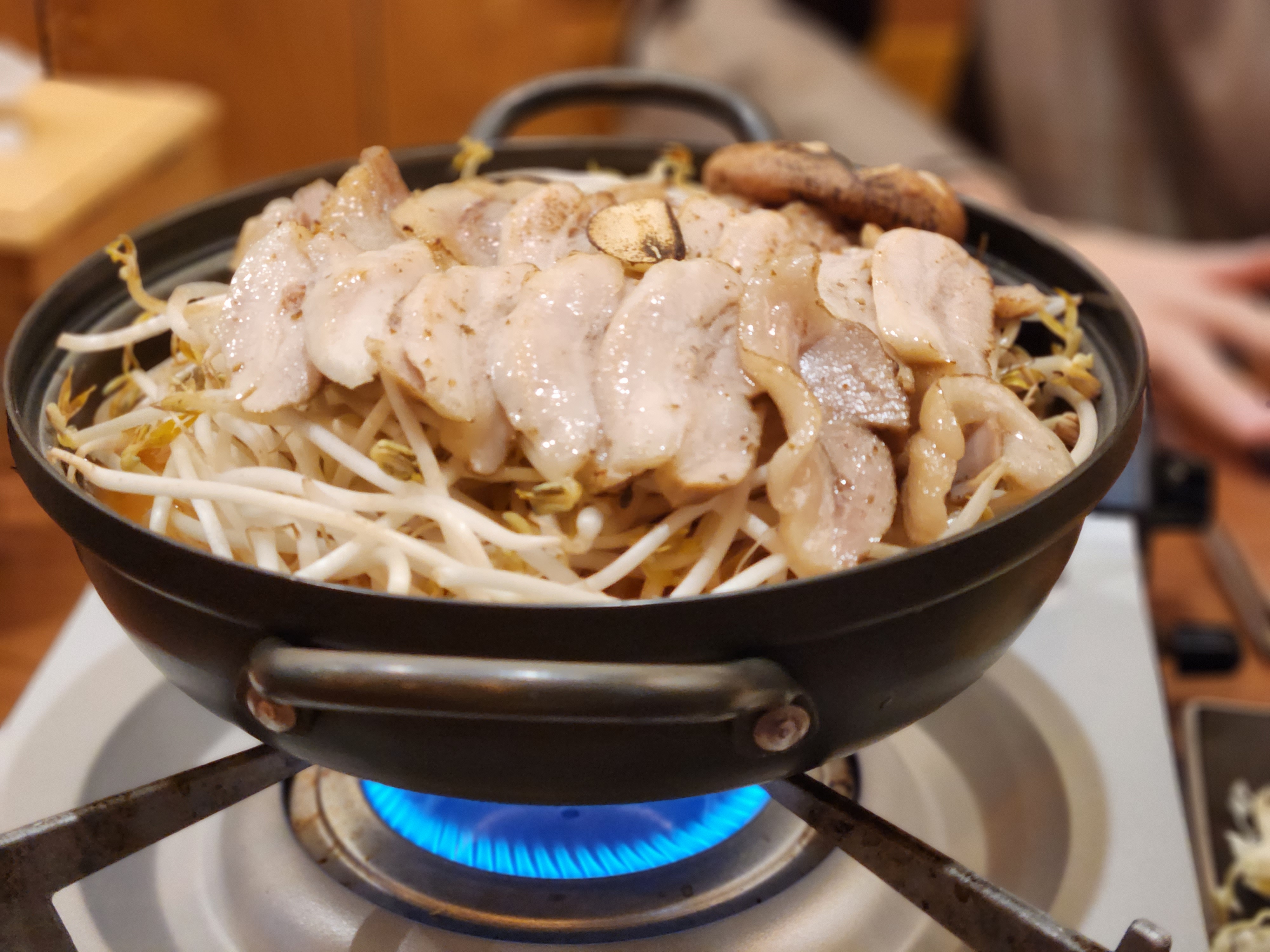 수육과 서비스 음식인 나베가 함께 나왔습니다.
수육은 먼저 먹고 나베는 숙주나물과 국물이 끓은 후 먹습니다.