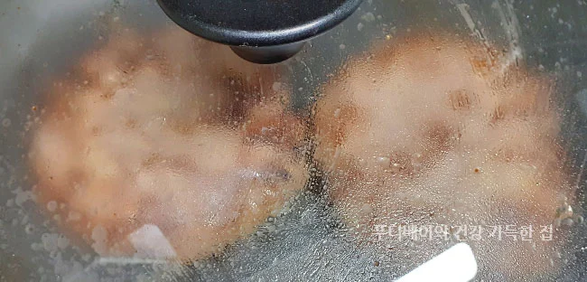 뚜껑-덮고-약불로-속까지-익히고-있는-떡갈비-모습