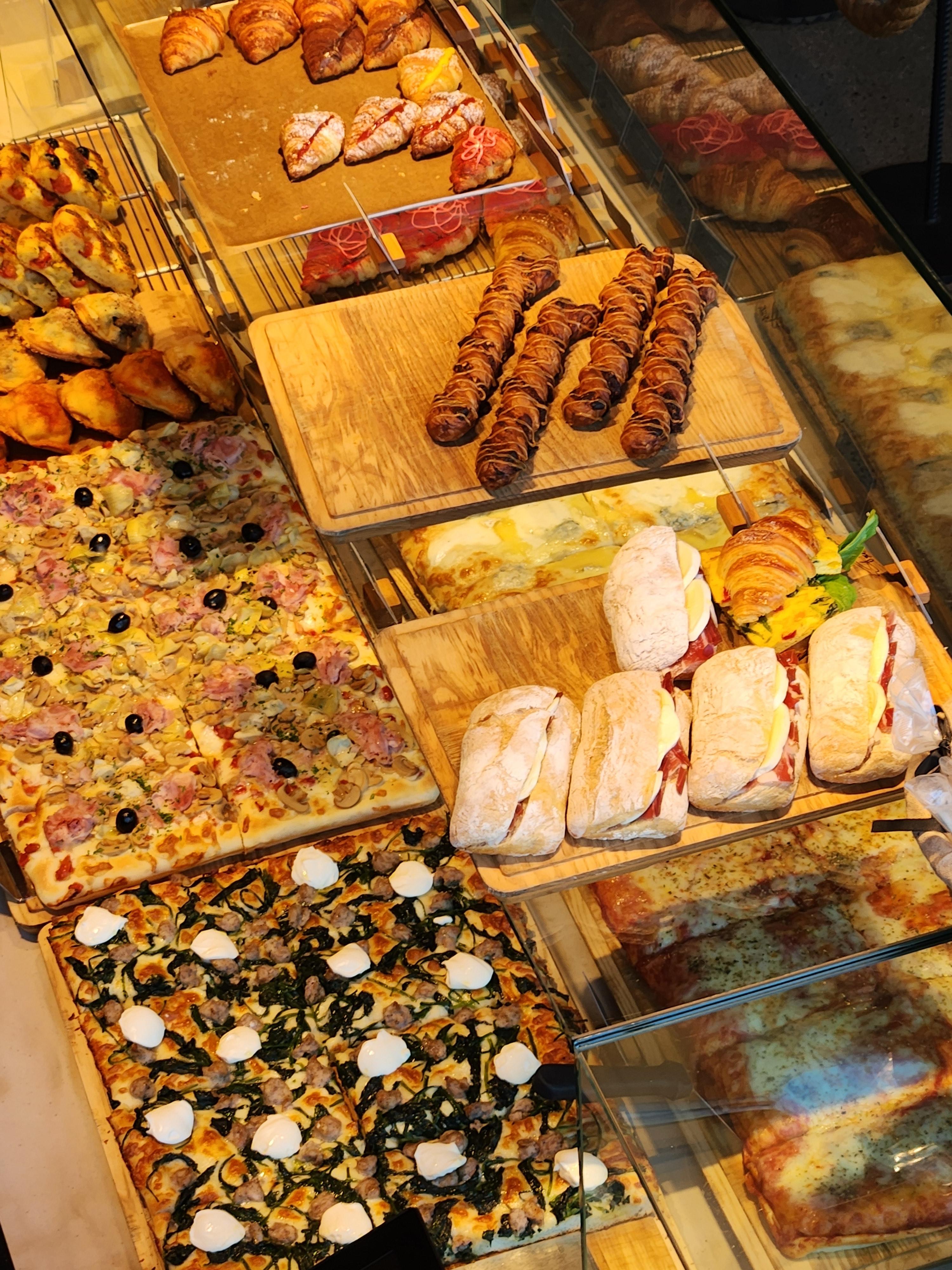 스타벅스 리저브 로스터리 도쿄 1층 프린치 베이커리, 다양한 피자와 바삭한 크로와상 진열