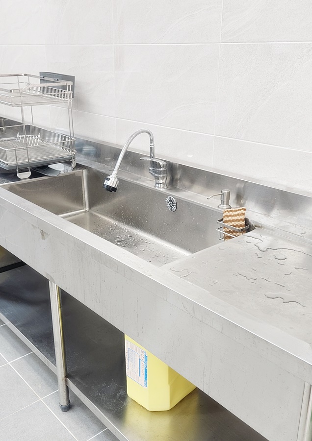 넓찍하고 깔끔한 개수대 수세미와 퐁퐁이 구비되어있음