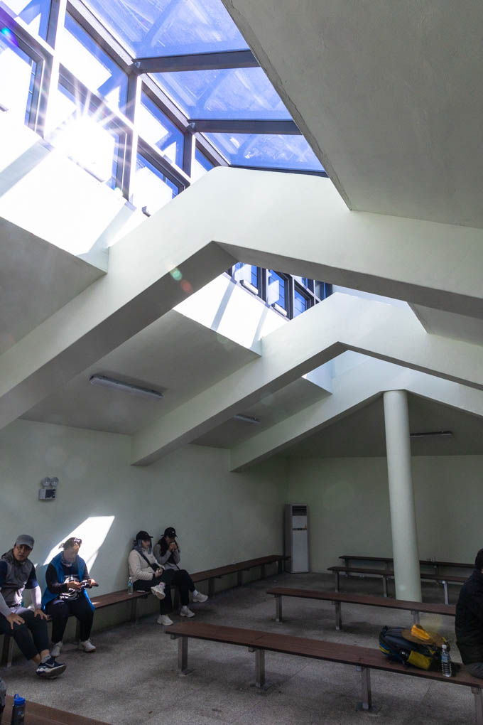 새로 만든 윗세오름 제1대피소