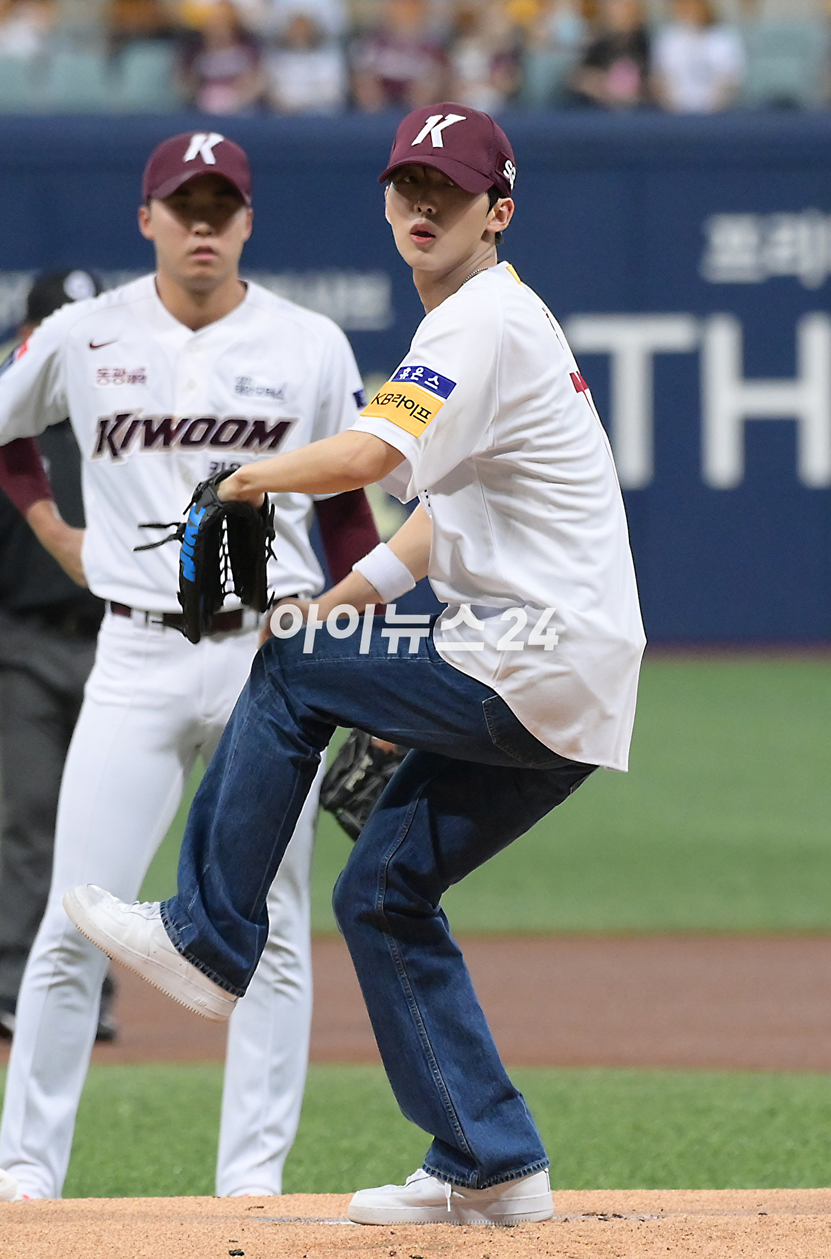 5일 오후 서울 고척스카이돔에서 열린 2023 KBO리그 NC 대 키움 경기에서 그룹 TNX(더뉴식스) 은휘가 시구를 선보이고 있다. [사진=정소희 기자]