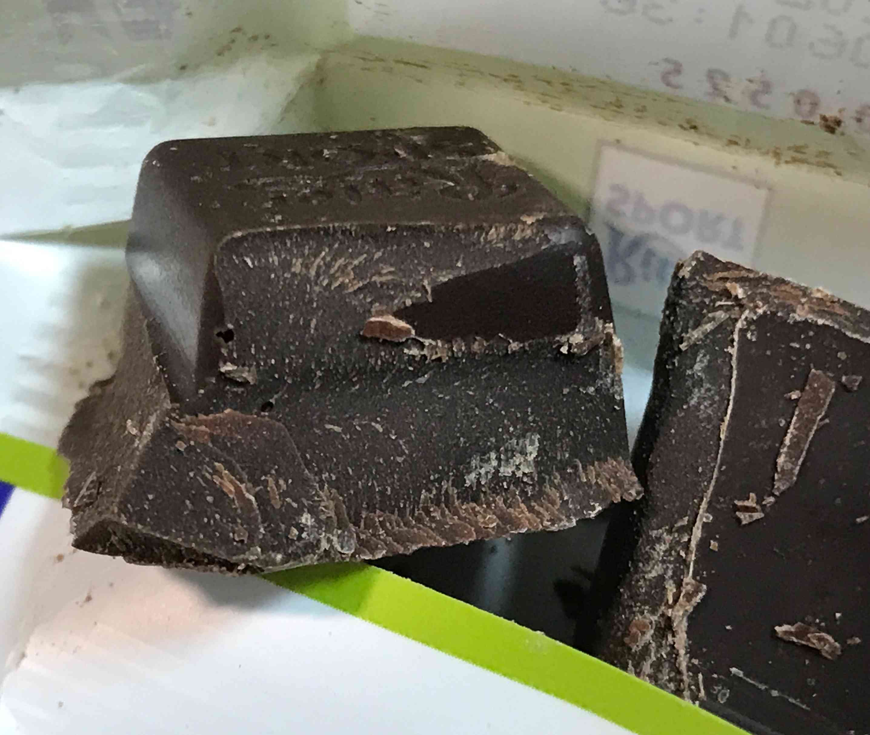 초콜릿 조각 단면