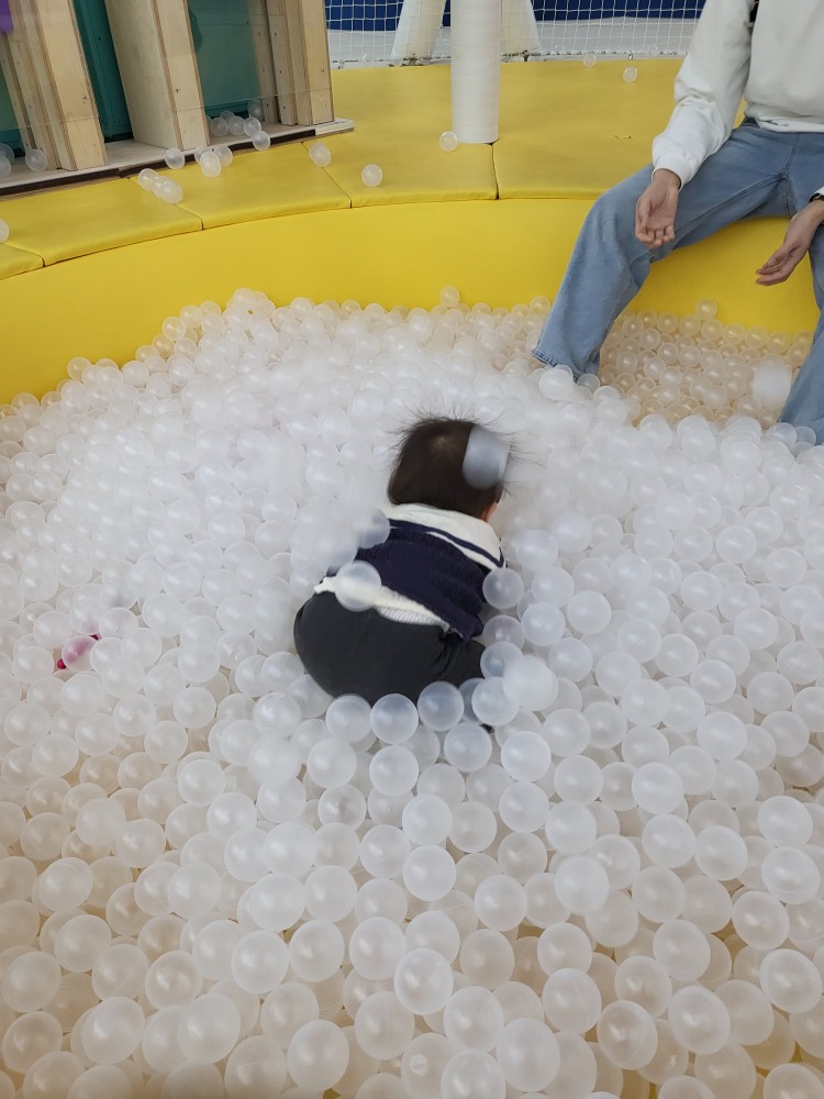 볼풀장에 빠진 아기