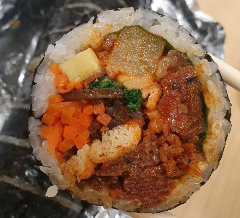 한개 집어든 생활의달인 종로김밥 숯불제육김밥달인의 숯불제육김밥