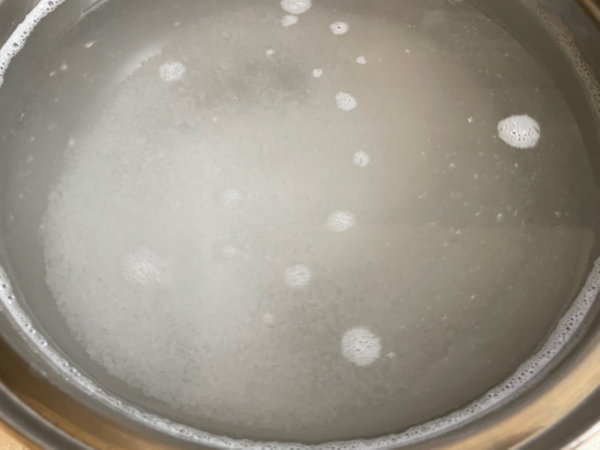 오이지 담그는 방법 - 굵은소금 물에 붓고, 불 올려 끓이기 시작