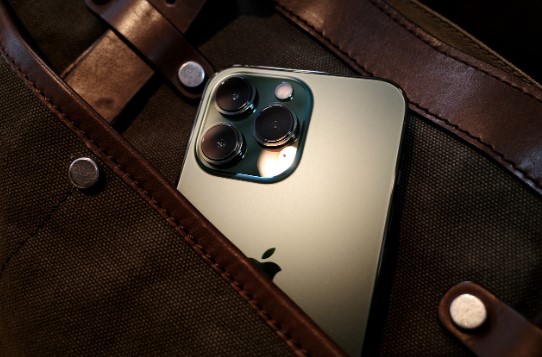 AI 기술이 적용된 스마트폰 (갤럭시 AI, 챗GPT 연동)