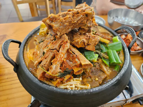 생생정보 대결 맛 대 맛 25cm 뼈 탑 감자탕 vs 해물간장뼈찜 음식점