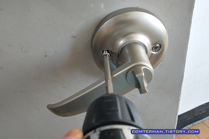 현관문 손잡이 설치 방법