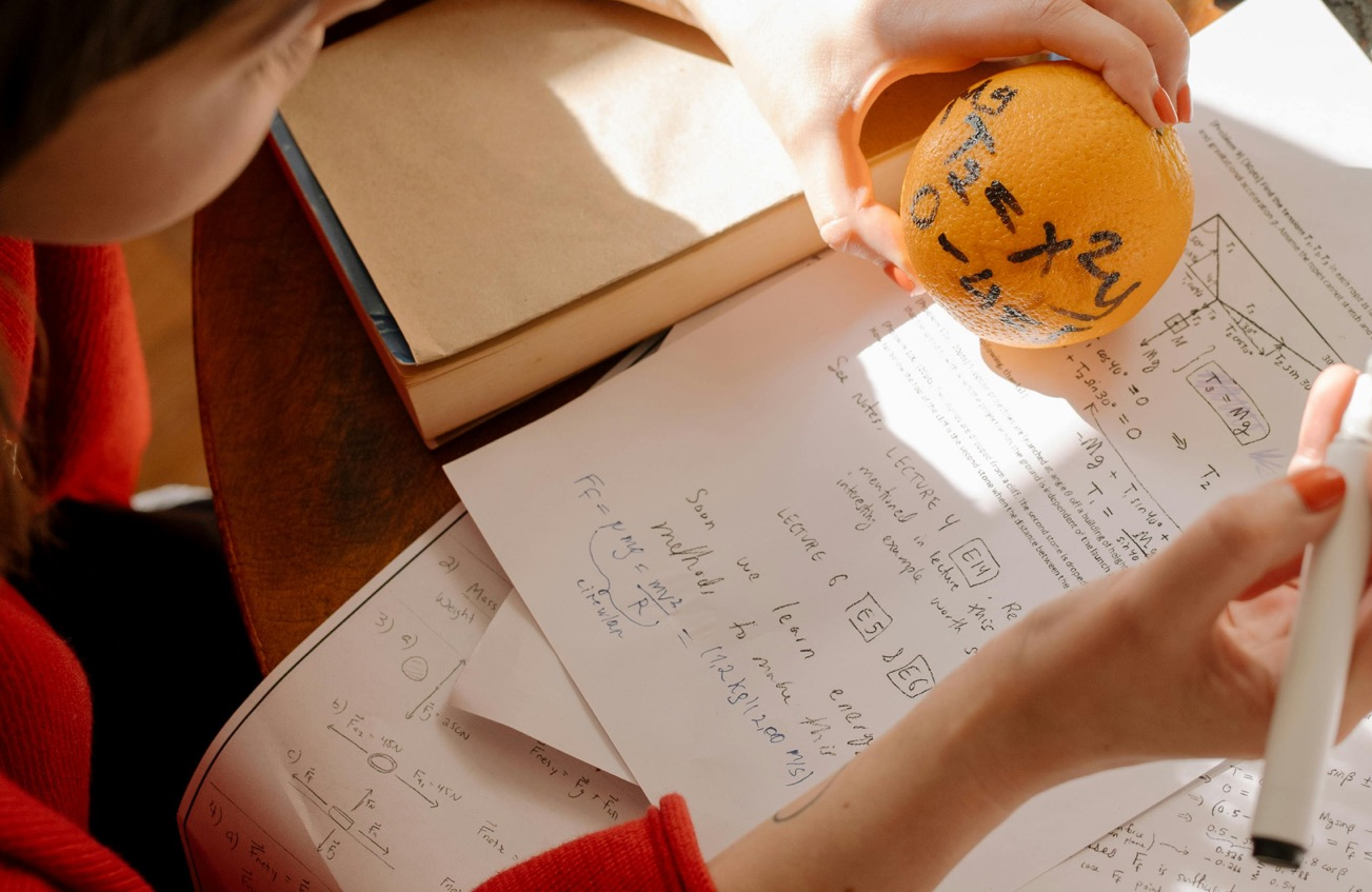 수학 공부하는 학생 사진