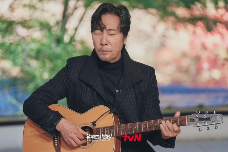 기타를치고있는-남성의모습