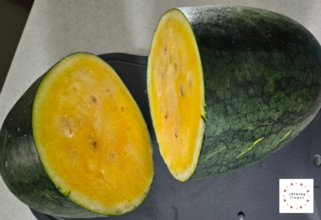 블랙망고수박-절반 컷팅한 모습