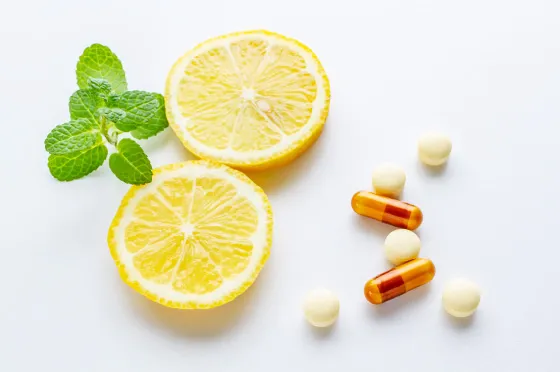 비타민C-부작용부터-효능-하루-권장량-복용-시간까지!-비타민C-메가-도스-종합비타민-똑똑하게-고르고-피로-회복까지-챙기는-방법! 