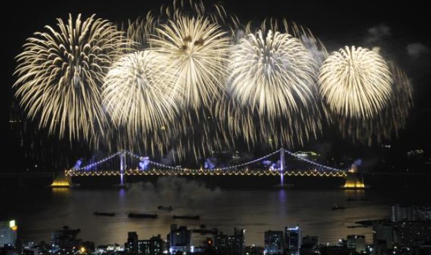 매년 가을 부산의 밥하늘을 화려하게 수놓는 불꽃축제는 세계적인 축제이며 광단리해수욕장에서 광안대교를 바라보는 불꽃공연은 장관을 이루며 이 축제를 즐기기위해 많은 인파가 부산을 찾는다.