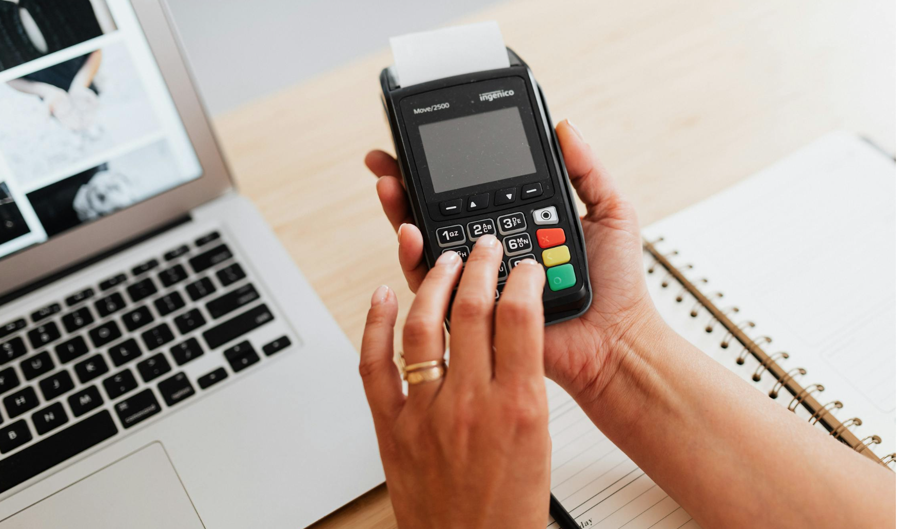 모바일 지역화폐 결제를 떠올리게 하는 비접촉 결제 이미지