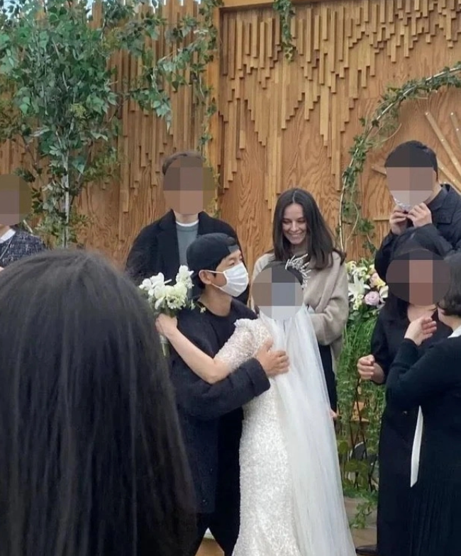 송중기와 케이티 루이스 사운더스의
결혼식장 하객 참석 모습2