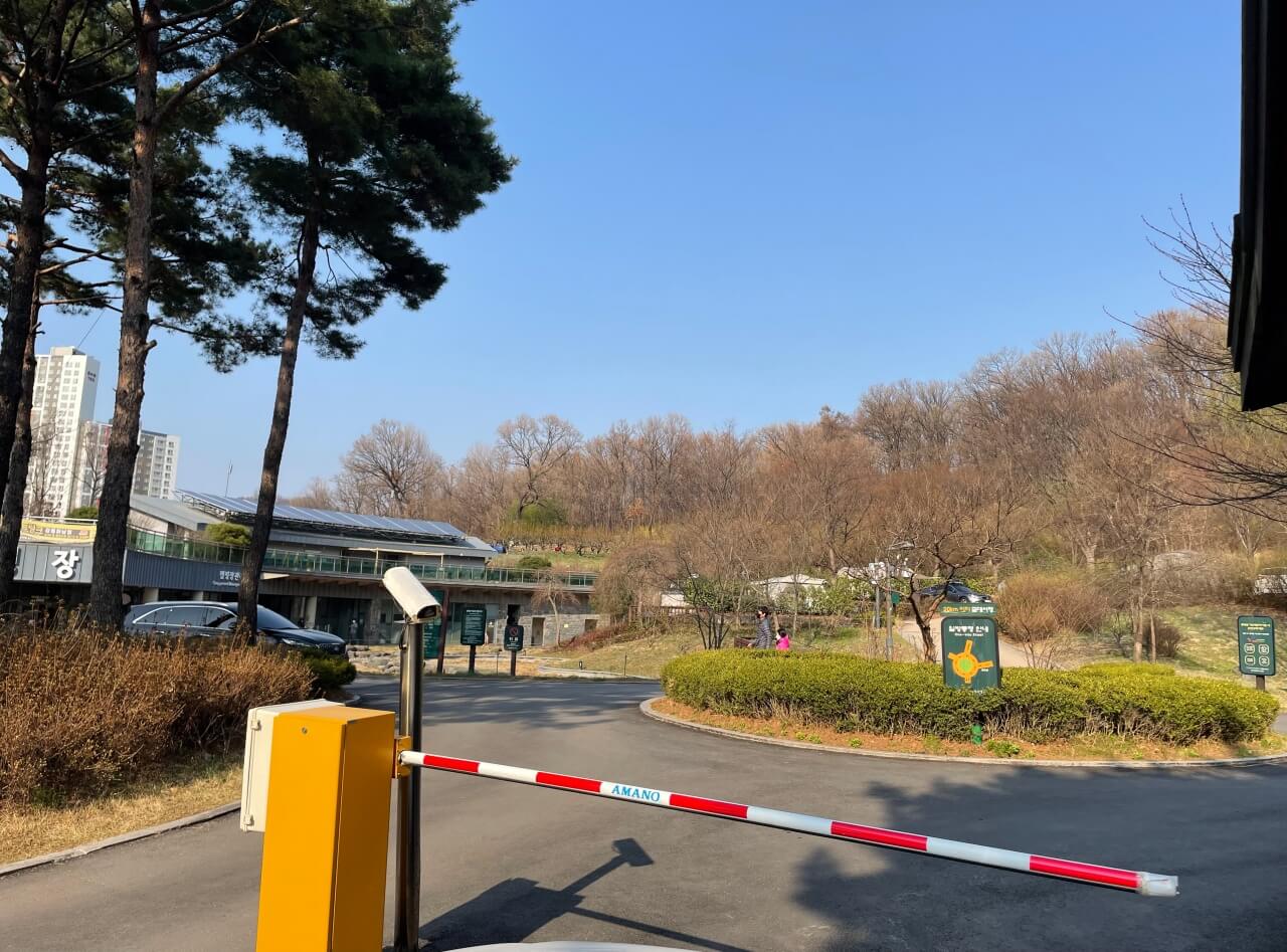 중랑숲 캠핑장입니다. 게이트가 있어서 예약이 안되었다면 입장이 안됩니다.