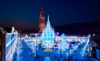 어두운 도시에 조명이 건물 외벽에 장식되어 있다