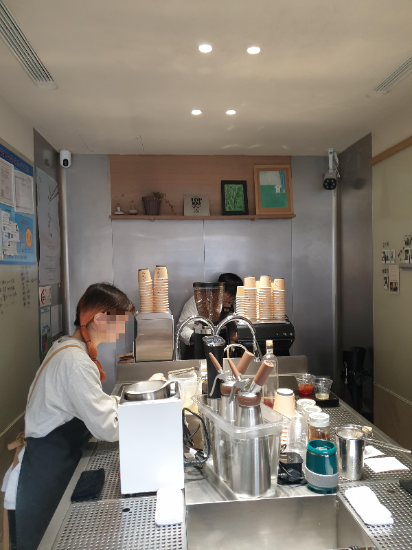 음료를 만들고 있는 바리스타들