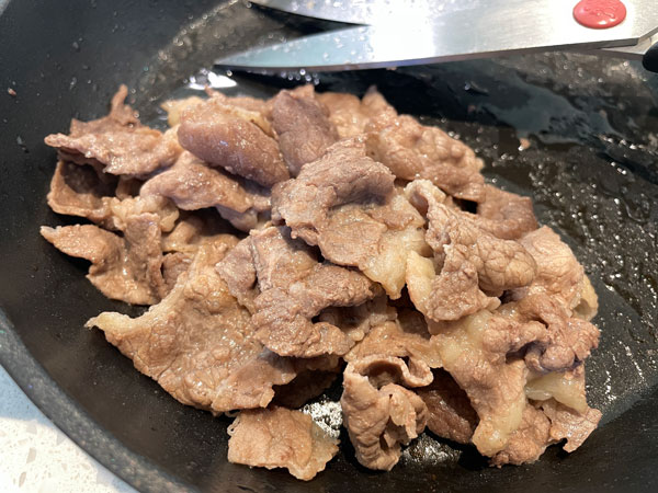 차돌박이 된장찌개 - 고기 볶아서 한 입 크기로 자르기