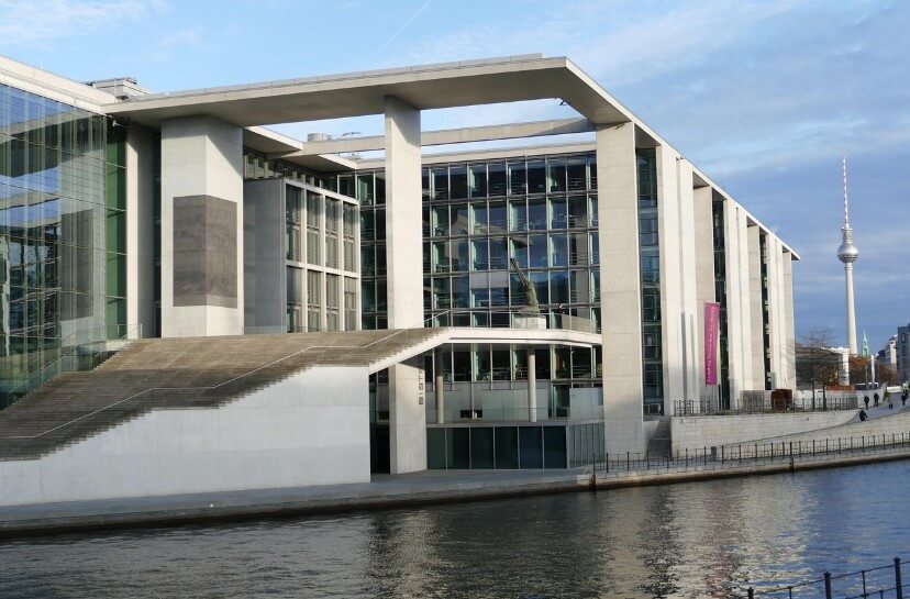 밖에서 바라본 건물 외관