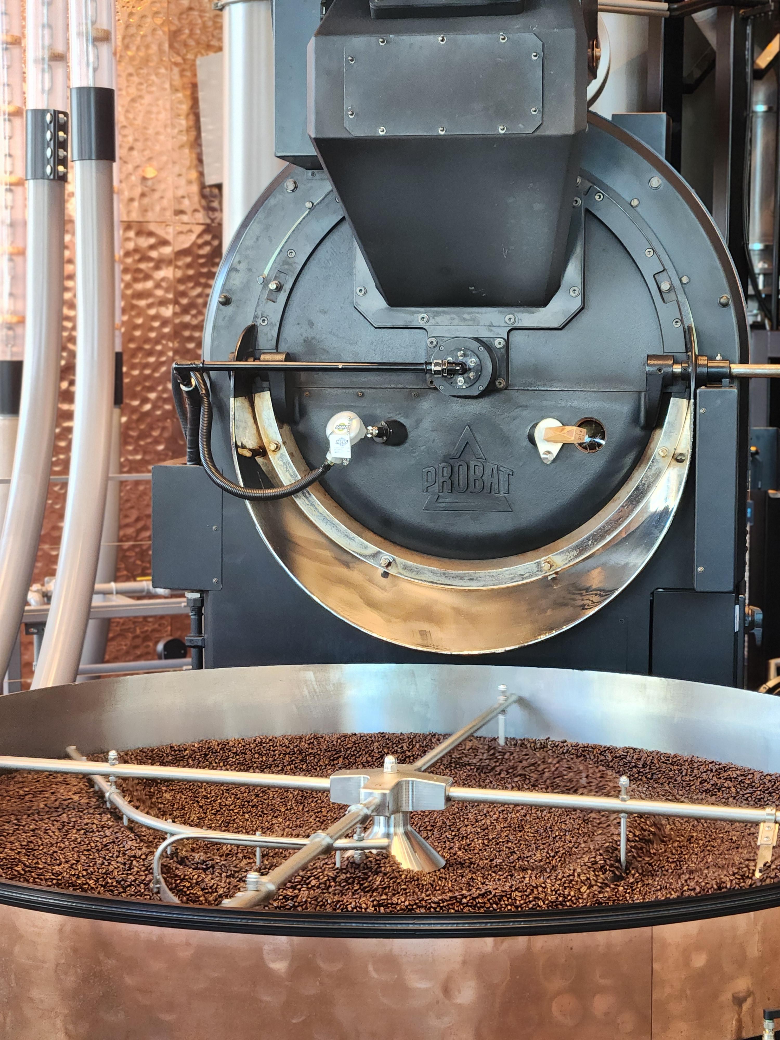 스타벅스 리저브 로스터리 도쿄 PROBAT 로스터에서 갓 볶아진 원두가 식혀지는 과정