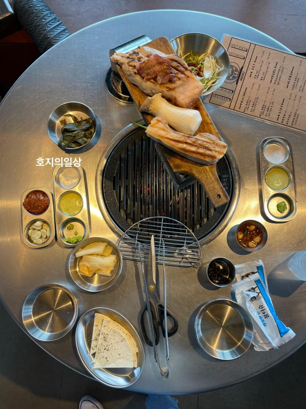 제주 별돈별 협재해변점 - 흑돼지 기본 음식 모습