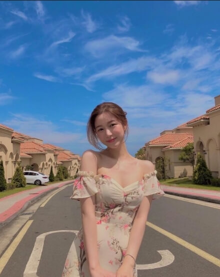 해외로 추정되는 곳에서 원피스 입은 이다인