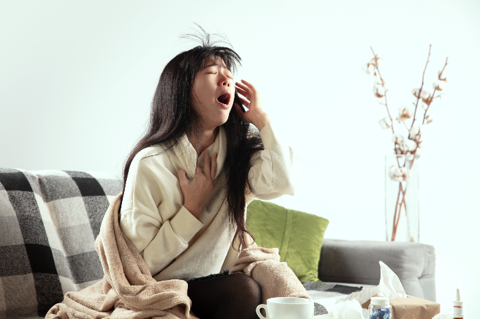 재채기 하는 여자