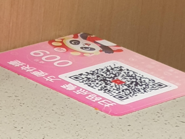 책상에 부착되어 있는 QR코드로 주문할 수 있다.