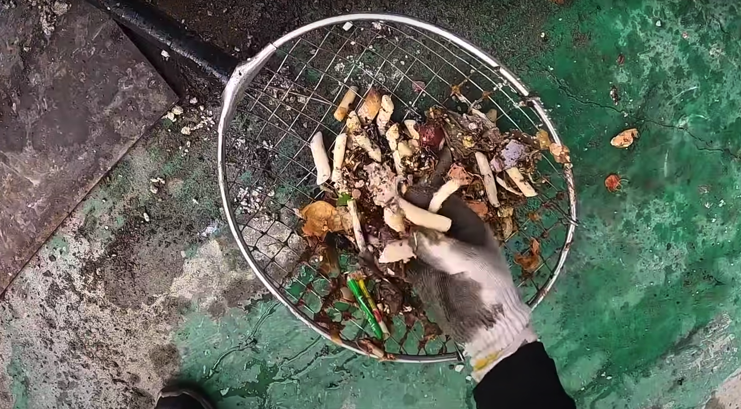 하수구 청소 망에 걸려나온 떡볶이 떡과 야채들