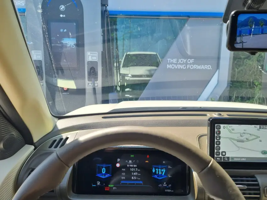 BMW 차징스테이션에 차를 대고 급속 충전을 하기로 했습니다.