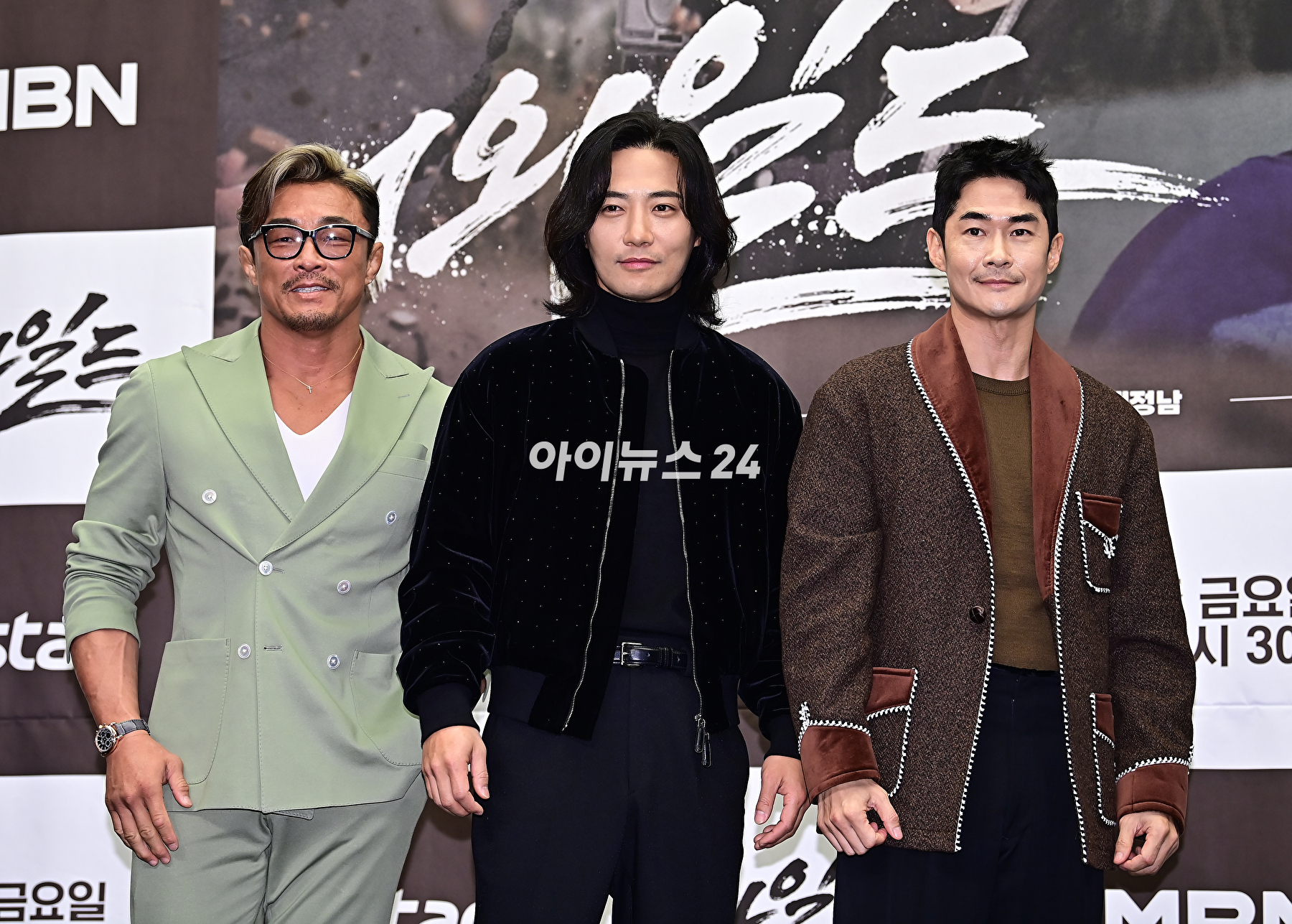방송인 추성훈&#44; 배우 진구&#44; 배정남이 3일 오전 서울 상암동 스탠포드 호텔에서 진행된 MBN 새 예능 &#39;더 와일드(THE WILD)&#39;제작발표회에서 기념 촬영을 하고 있다. [사진=곽영래 기자]