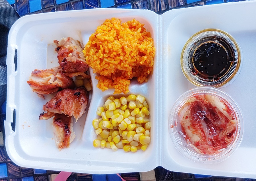 볶음밥, 닭구이, 옥수수로 구성된 어린이 런치세트