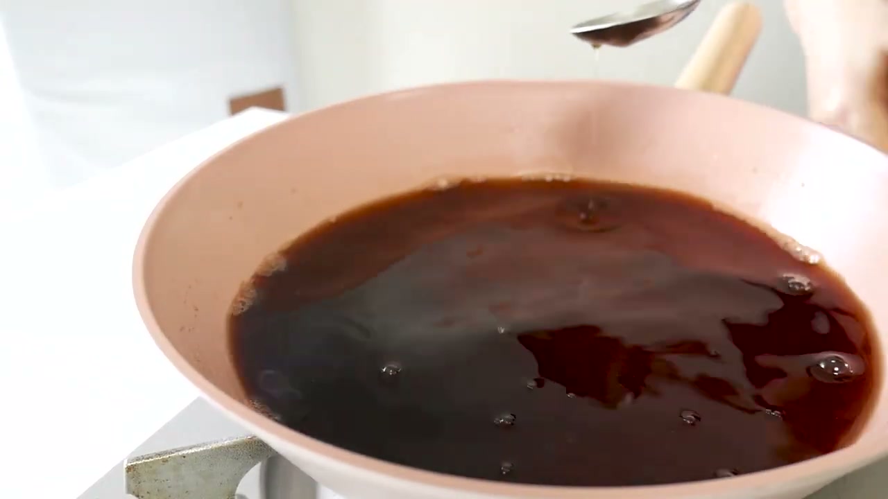 조림장에 통삼겹살을 넣고 졸이는 장면