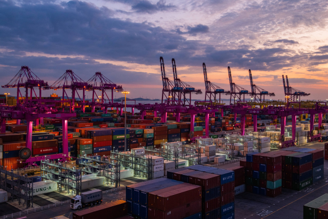 인천신항 컨테이너터미널 부두 전경.