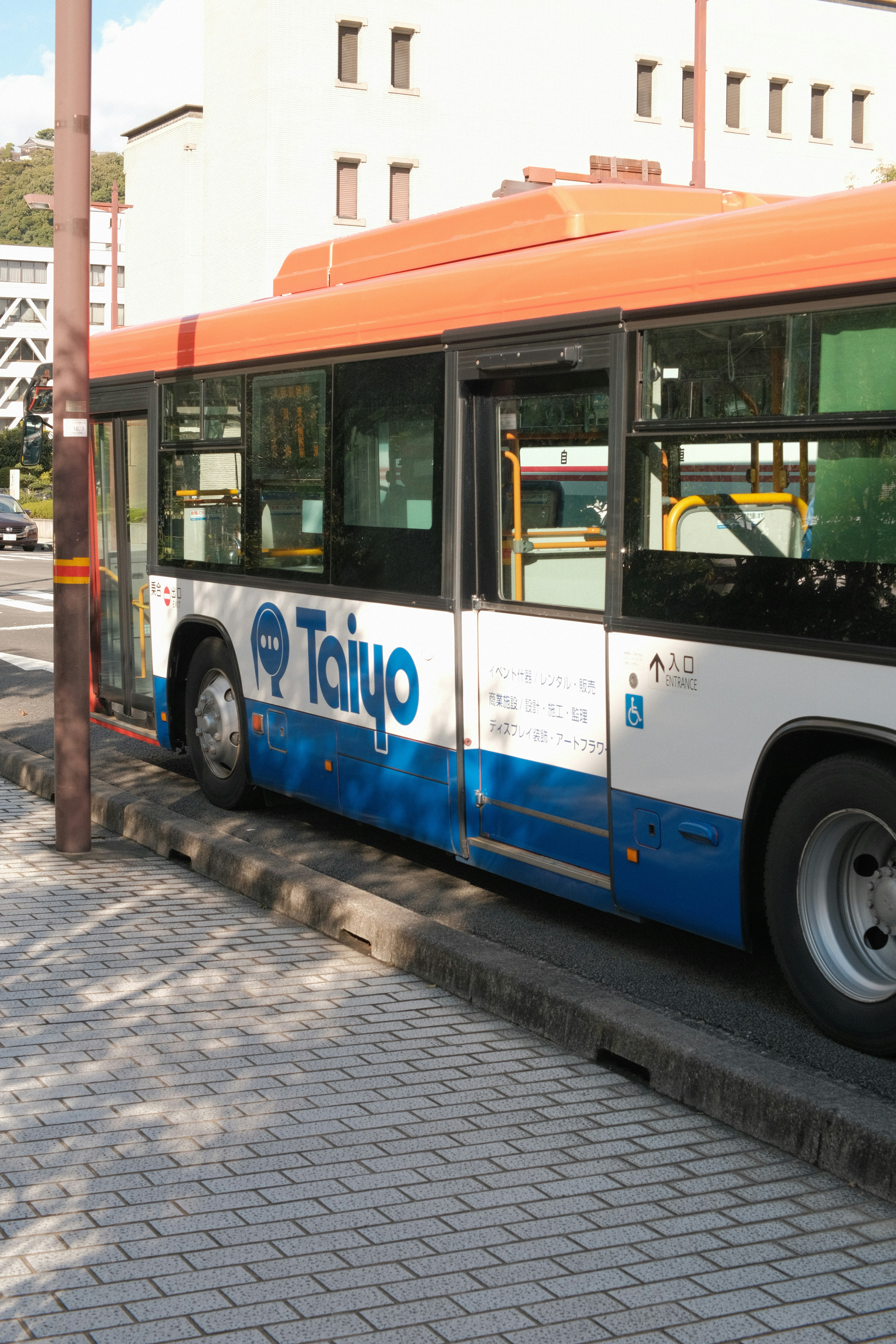 아이폰으로 지하철 개찰구 통과하는 모습