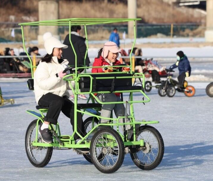 어린이들이-얼음-자전거를-타고-있습니다.