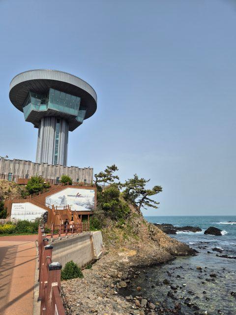 주상절리 전망대가 보이는 데크길에서