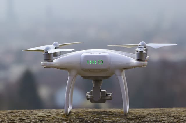 드론을 이용한 스마트 건설: 공사 현장의 자동화와 안전 관리 혁신